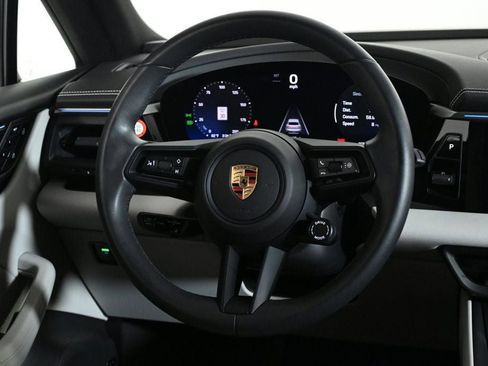 Certified 2025 Porsche Macan Electric image 12
