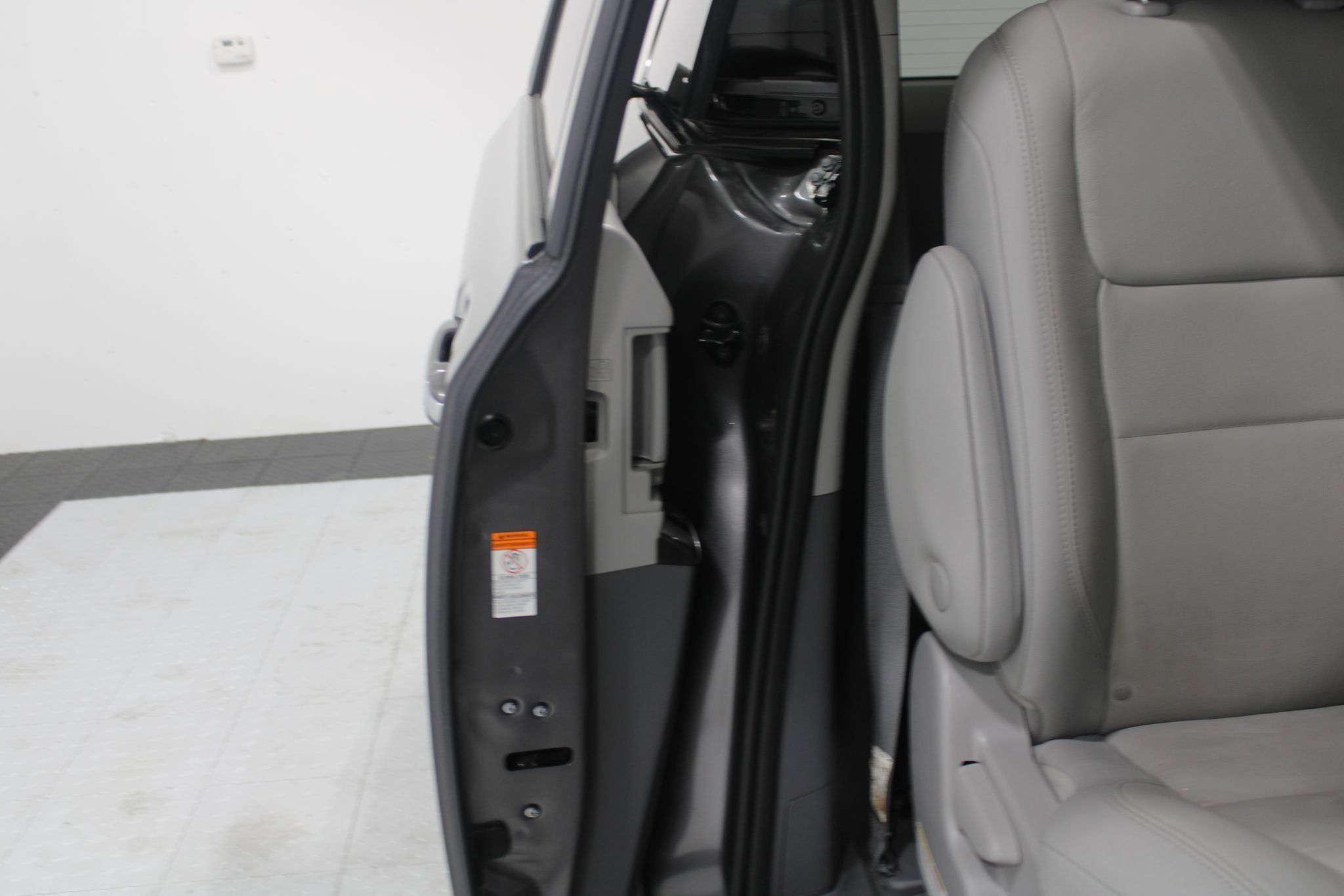Used 2020 Toyota Sienna XLE w/ XLE Navigation Package FWD image 17