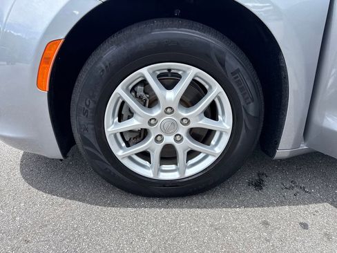 Used 2020 Chrysler Pacifica Touring FWD image 26