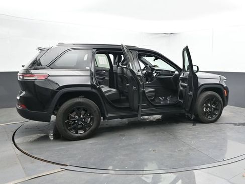 Used 2025 Jeep Grand Cherokee Altitude AWD/4WD image 51