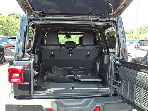 Used 2021 Jeep Wrangler Unlimited Sahara AWD/4WD image 16