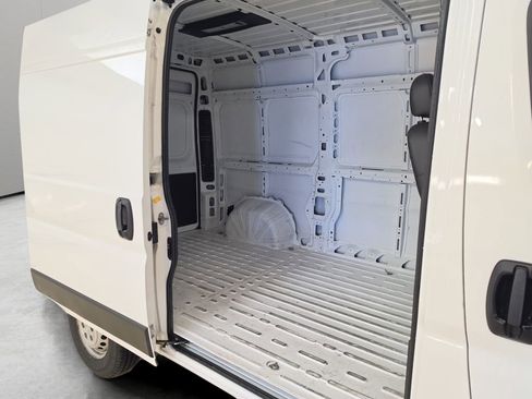 Used 2025 RAM ProMaster 2500 w/ Convenience Group FWD image 11
