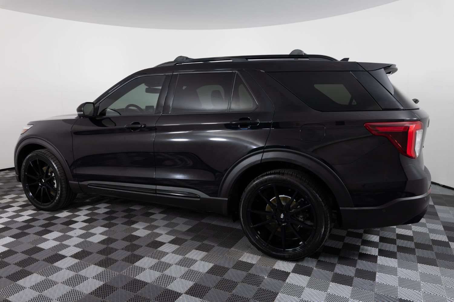 Used 2020 Ford Explorer ST w/ Premium Technology Package AWD/4WD image 4