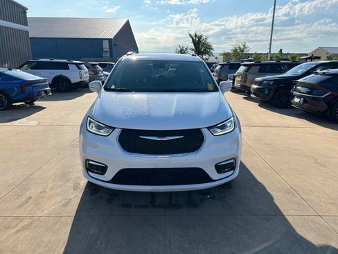Used 2022 Chrysler Pacifica Touring-L w/ Uconnect Theater Family Group AWD/4WD image 5