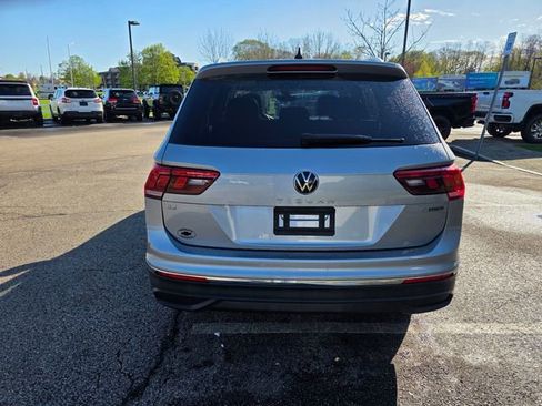 Used 2022 Volkswagen Tiguan SE w/ Panoramic Sunroof Package AWD/4WD image 3