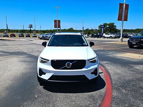 Used 2025 Volvo XC40 B5 Plus w/ Protection Package Premier AWD/4WD image 2
