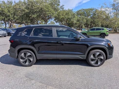 Used 2025 Volkswagen Taos SE AWD/4WD image 2