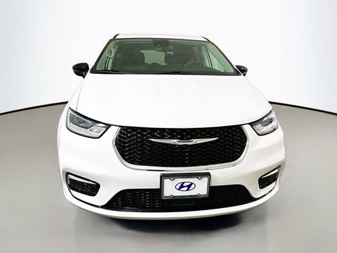 Used 2024 Chrysler Pacifica Touring-L image 2