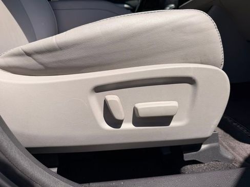 Used 2017 Toyota Highlander XLE AWD/4WD image 3