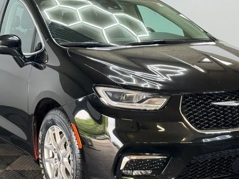 Used 2024 Chrysler Pacifica Touring-L FWD image 3