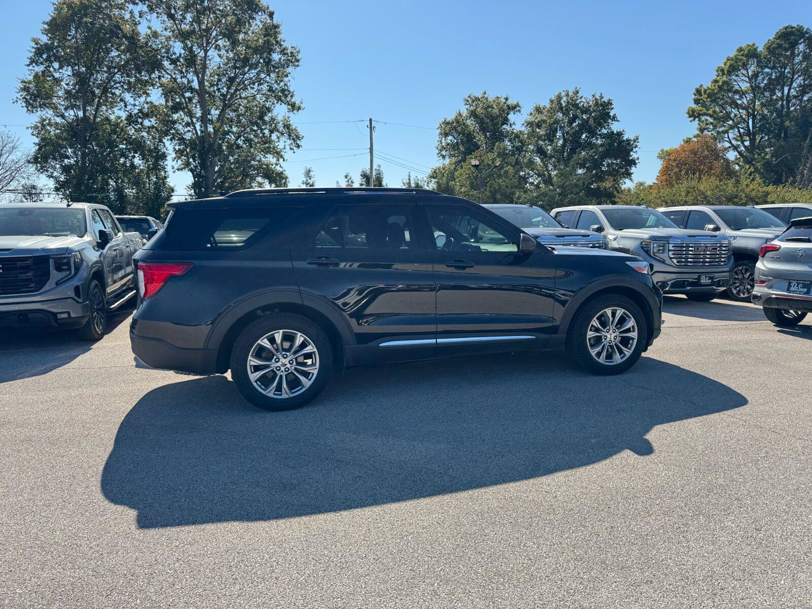 Used 2020 Ford Explorer XLT w/ Equipment Group 202A AWD/4WD image 8