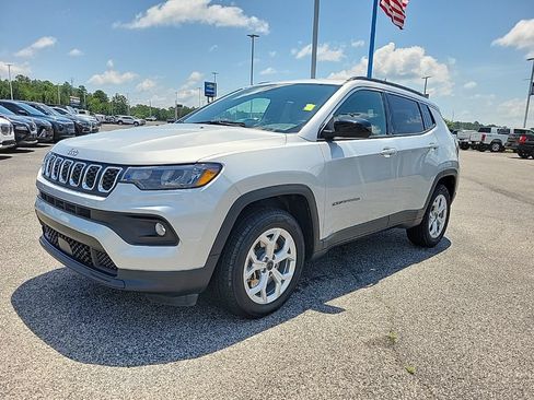 Used 2025 Jeep Compass Latitude AWD/4WD image 1