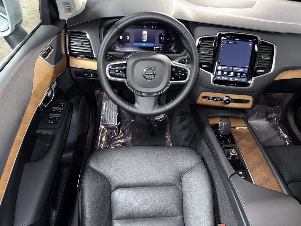 Used 2025 Volvo XC90 T8 Plus w/ Protection Package Premier AWD/4WD image 4