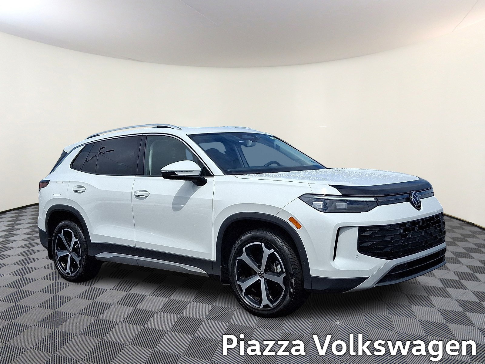 Certified 2026 Volkswagen Tiguan SE AWD/4WD image 1