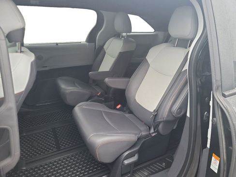 Used 2023 Toyota Sienna XLE image 21