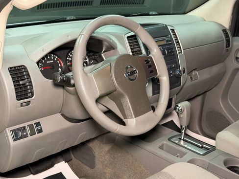 Used 2010 Nissan Frontier SE image 40