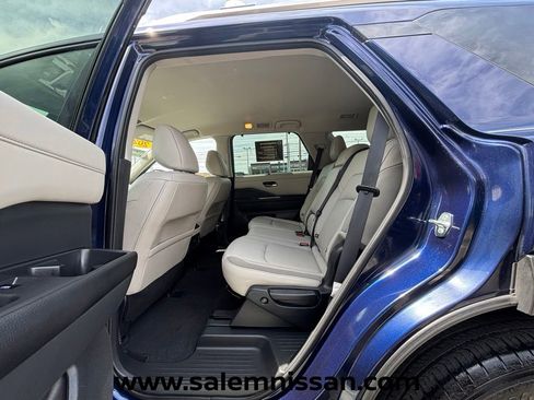 Used 2023 Nissan Pathfinder SL AWD/4WD image 14