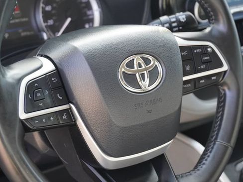 Used 2023 Toyota Highlander LE FWD image 30