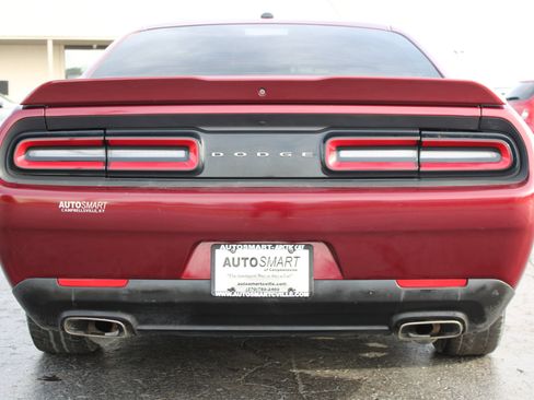 Used 2019 Dodge Challenger SXT image 5