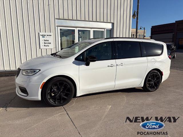 Used 2025 Chrysler Pacifica Limited FWD image 1