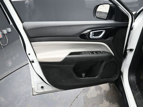 Used 2025 Jeep Compass Limited image 16