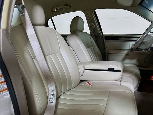 Used 2004 Lincoln Town Car Signature RWD image 24