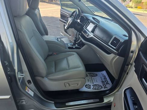 Used 2018 Toyota Highlander Limited w/ Carpet Mat Package (TMS) FWD image 39