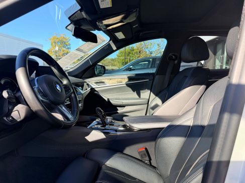 Used 2019 BMW 530i xDrive w/ M Sport Package image 11