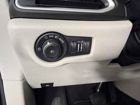 Used 2024 Chrysler Pacifica Touring-L FWD image 23