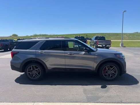 Used 2025 Ford Explorer ST-Line w/ ST-Line Street Pack AWD/4WD image 4