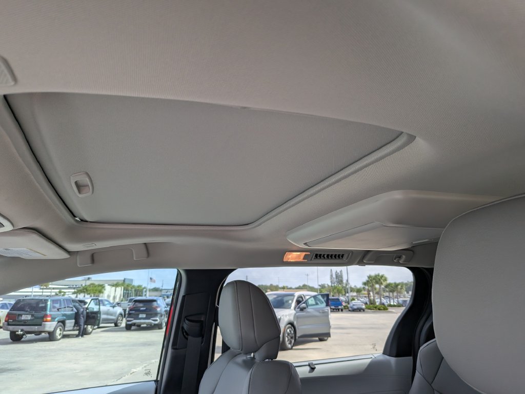 Used 2026 Toyota Sienna XLE FWD image 27