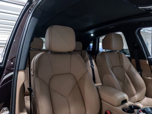 Certified 2024 Porsche Macan AWD/4WD image 34