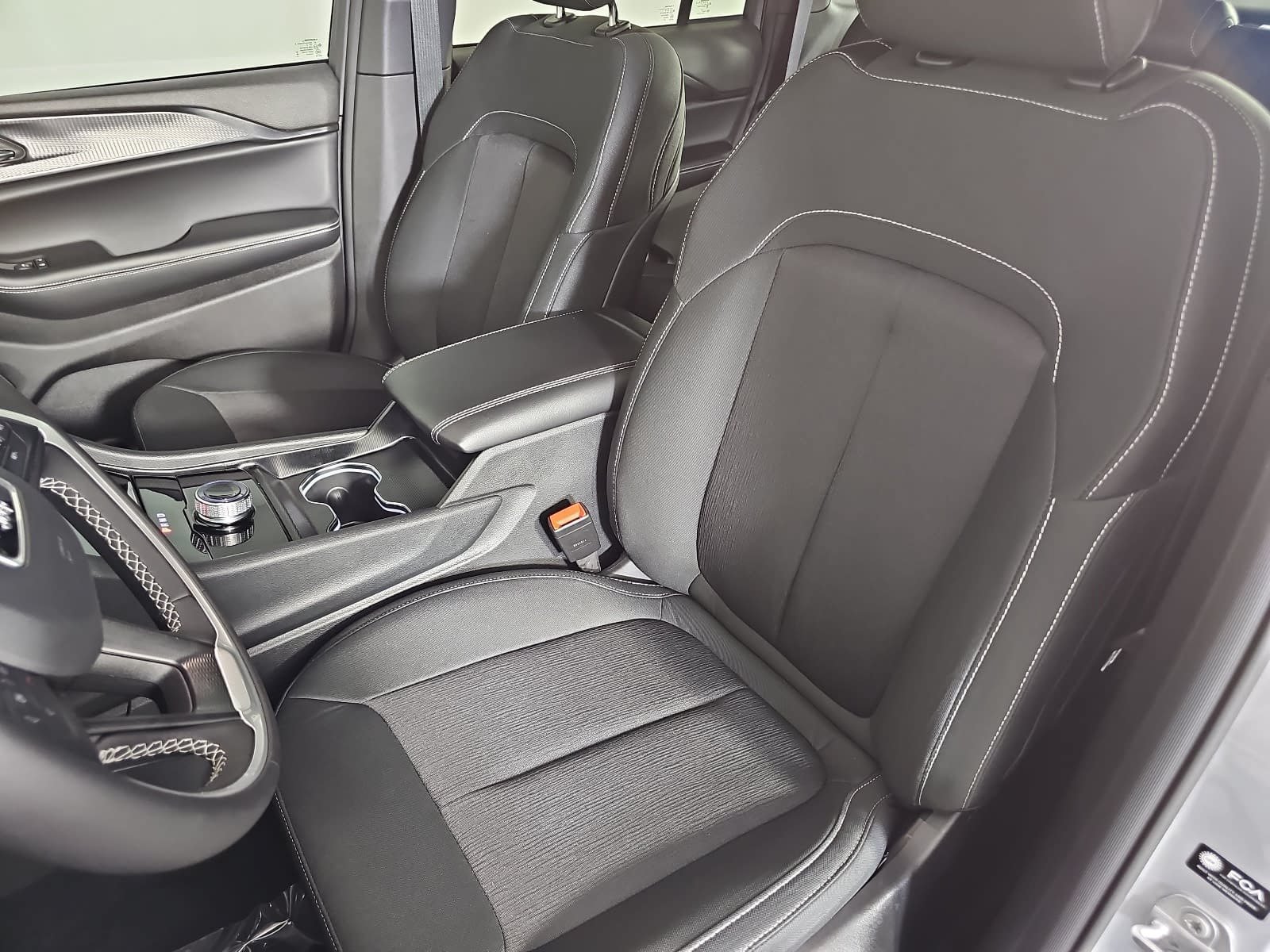 Used 2025 Jeep Grand Cherokee Laredo RWD image 14