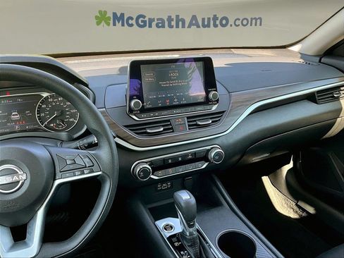 Used 2025 Nissan Altima 2.5 SV FWD image 12