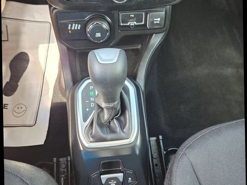 Used 2018 Jeep Renegade Latitude w/ Cold Weather Group AWD/4WD image 29