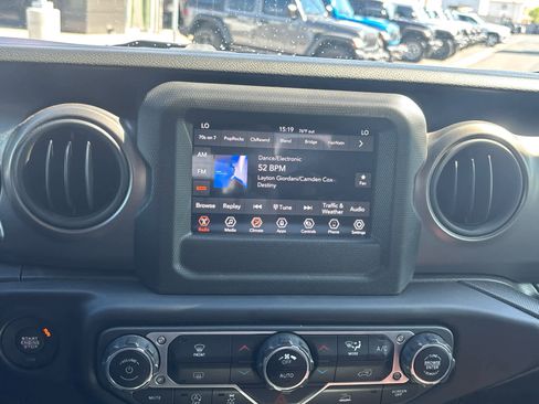 Used 2023 Jeep Gladiator Sport image 11