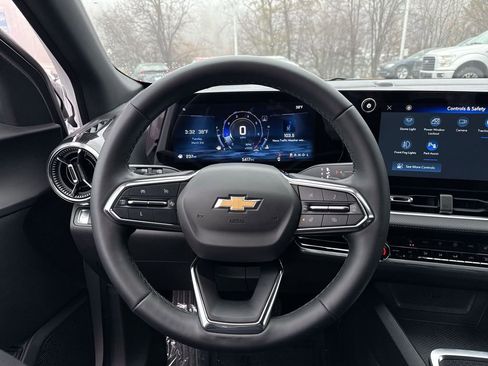 Used 2025 Chevrolet Equinox LT w/ Convenience Package II image 11