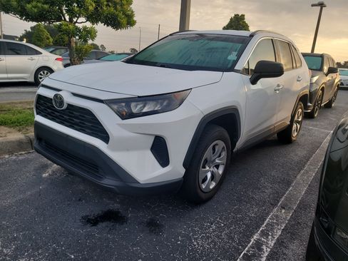 Used 2020 Toyota RAV4 LE FWD image 3