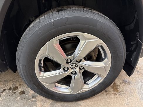 Used 2020 Toyota RAV4 Limited AWD/4WD image 6