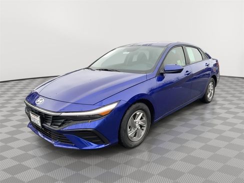 Certified 2025 Hyundai Elantra SE image 1