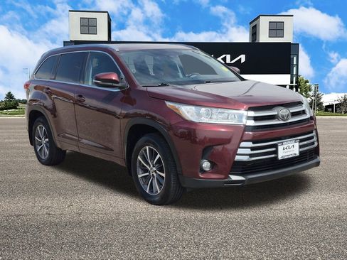 Used 2018 Toyota Highlander XLE image 2