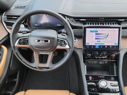 Used 2025 Jeep Grand Cherokee L Summit w/ Luxury Tech Group V AWD/4WD image 25