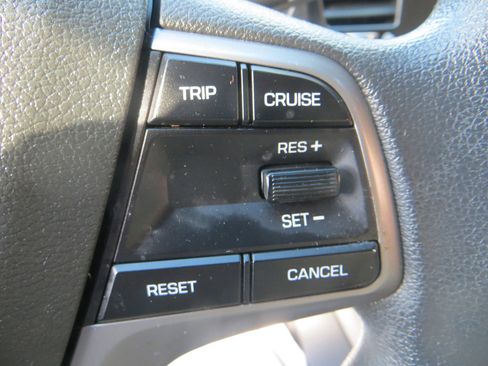 Used 2018 Hyundai Elantra SE image 13