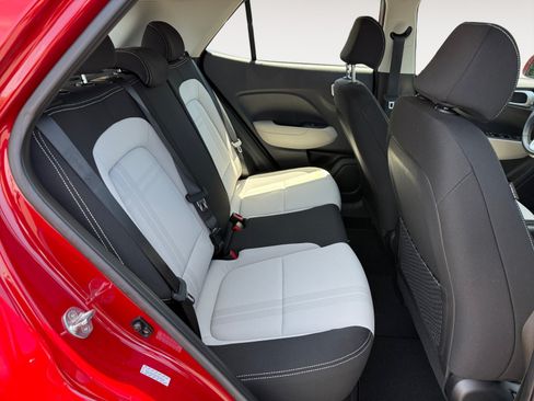 Certified 2022 Hyundai Venue SEL FWD image 18