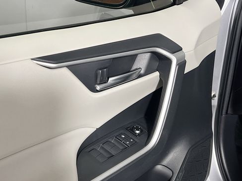 Used 2019 Toyota RAV4 XLE image 17