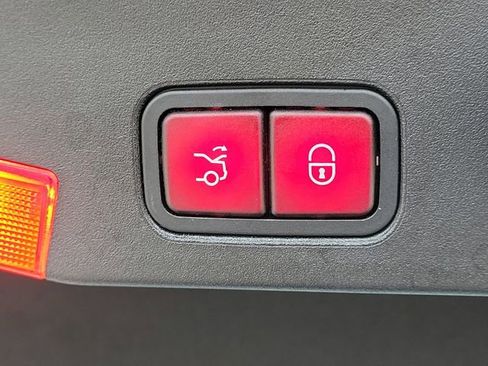 Used 2017 Mercedes-Benz SL 550 w/ Driver Assistance Package image 8