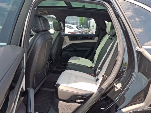 Used 2024 Porsche Cayenne S AWD/4WD image 10