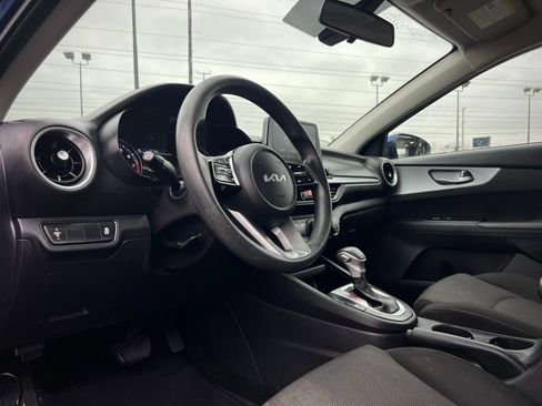 Used 2022 Kia Forte LXS image 2