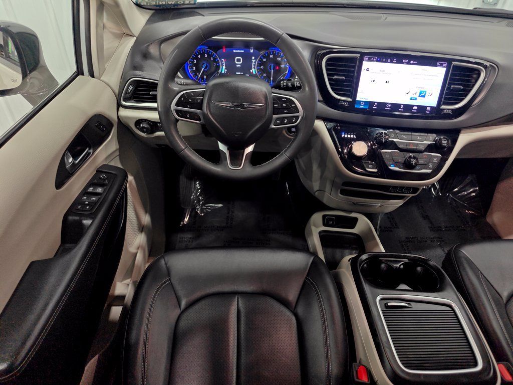 Used 2024 Chrysler Pacifica Touring-L FWD image 4