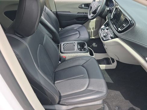 Used 2023 Chrysler Pacifica Touring-L AWD/4WD image 18
